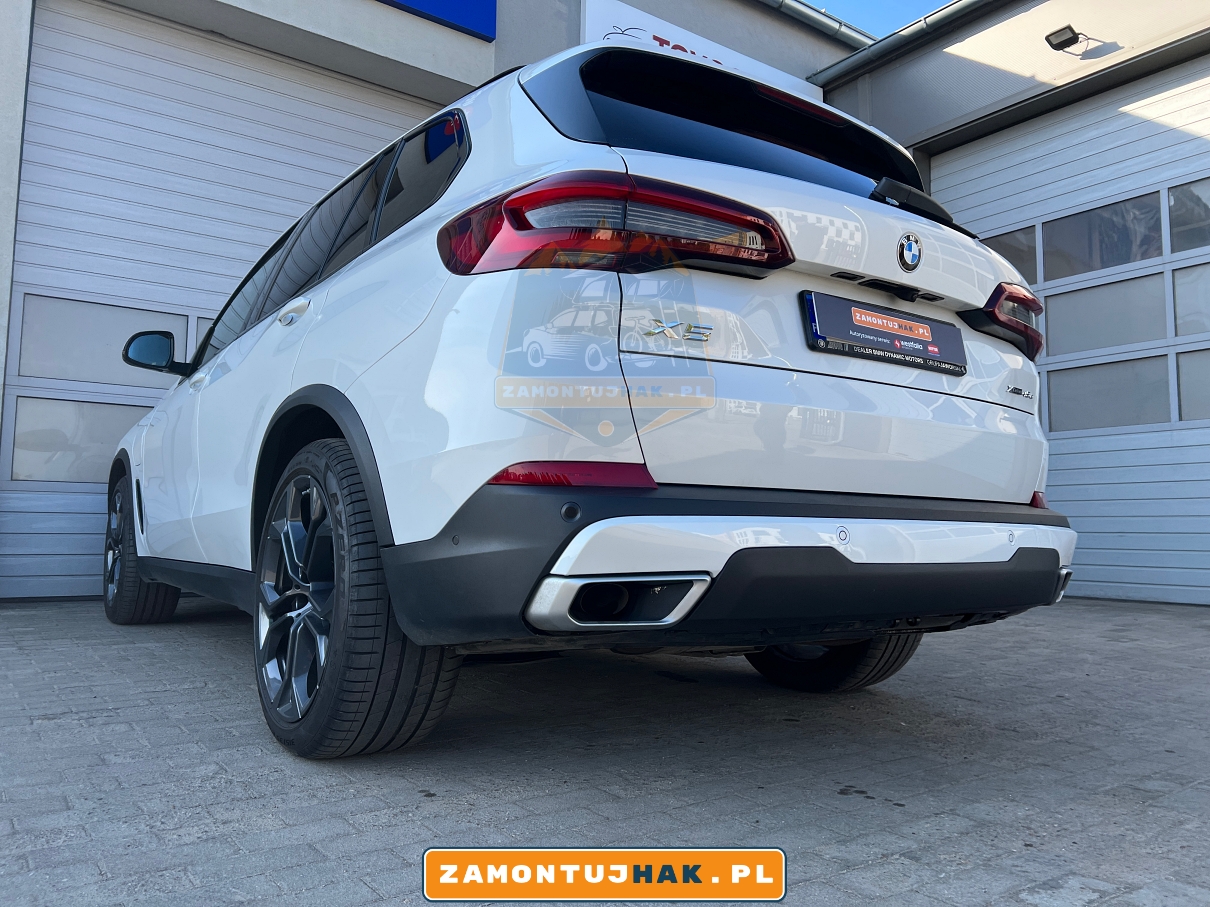 zdjecie od boku samochodu bmw x5 g05 suv tylny lewy narożnik samochodu zdjecie dokładnie pokazuje samochód po montażu haka holowniczego westfalia 